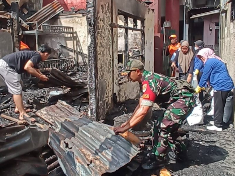 Personel Gabungan Bersihkan Puing Pasca Kebakaran di Gandaria Utara 