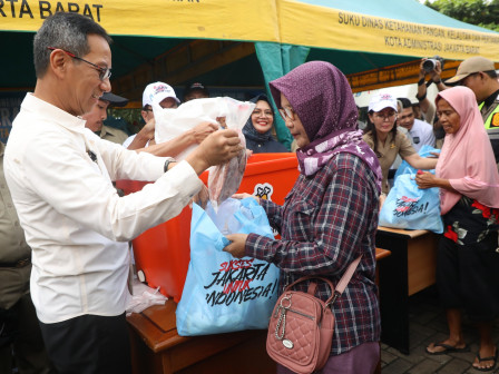 3000 Paket Sembako Murah Ludes Terjual di GOR Cengkareng