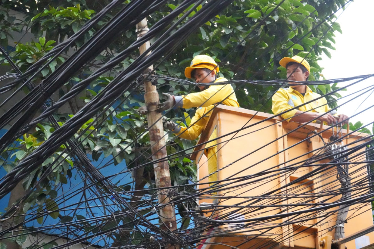 Pasukan Kuning Tuntas Tangani Kabel Utilitas Menjuntai di Jalan Anggrek II 