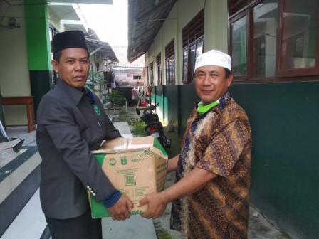 Guru Ngaji di Kepulauan Seribu Mendapatkan Bantuan Sosial