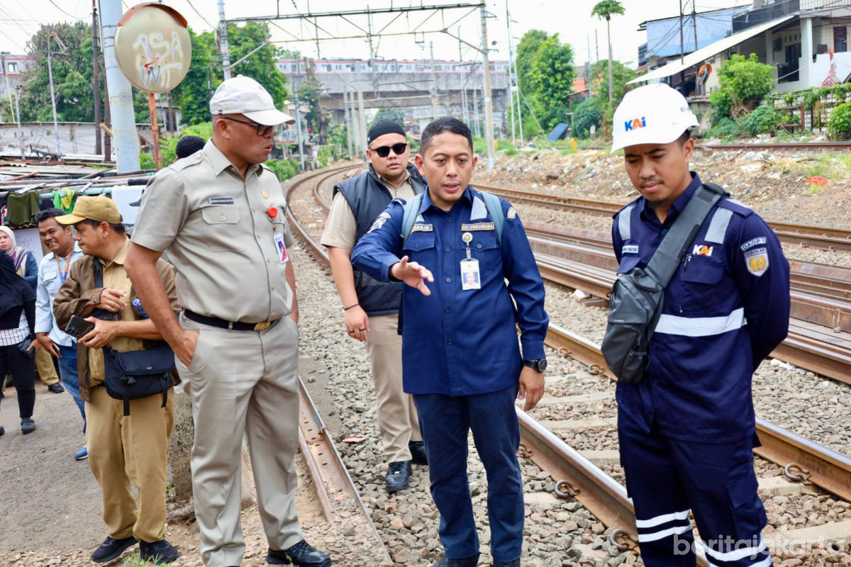 Asekbang Jakpus - Perwakilan PT KAI Tinjau Tanggul Longsor di Jalan Anyar 