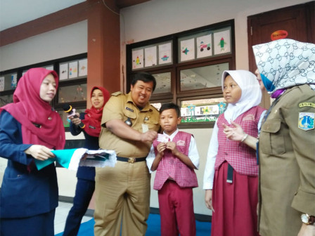  159 Siswa SDN Pondok Bambu 13 Terima KIA