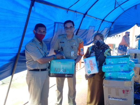 300 Paket Makanan Siap Saji Diberikan ke Korban Kebakaran Kebon Manggis