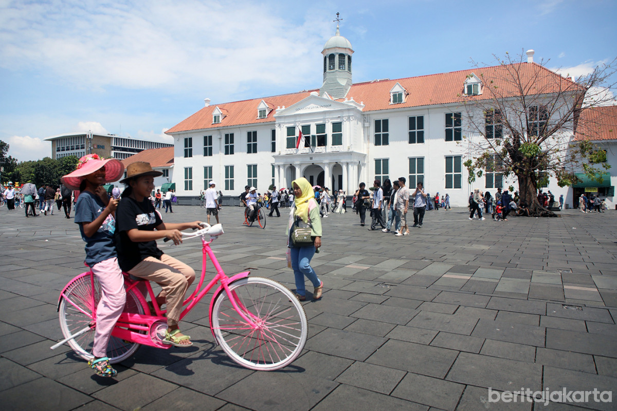 Puluhan ribu pengunjung memadati kawasan Kota Tua