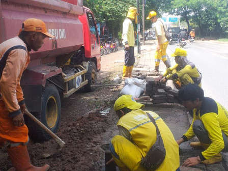 Bina Marga Perbaiki Trotoar di Jalan Outer Ring Road 