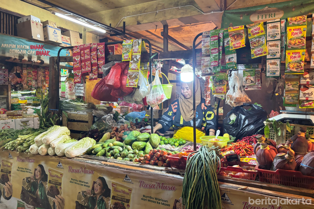https://multimedia.beritajakarta.id/photo/2014_508c75c8507a2ae5223dfd2faeb98122/Salah satu kios pedagang di Pasar Rawabadak