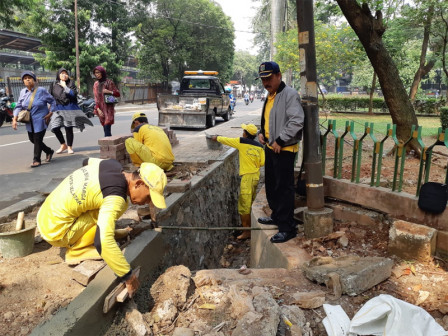 Turab Longsor di Jl Rawajati Barat Diperbaiki