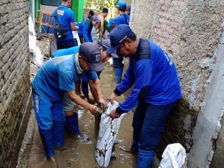  Sudin SDA Jakpus Kerahkan 20 Petugas Tangani Banjir di RW 07 Rawajati