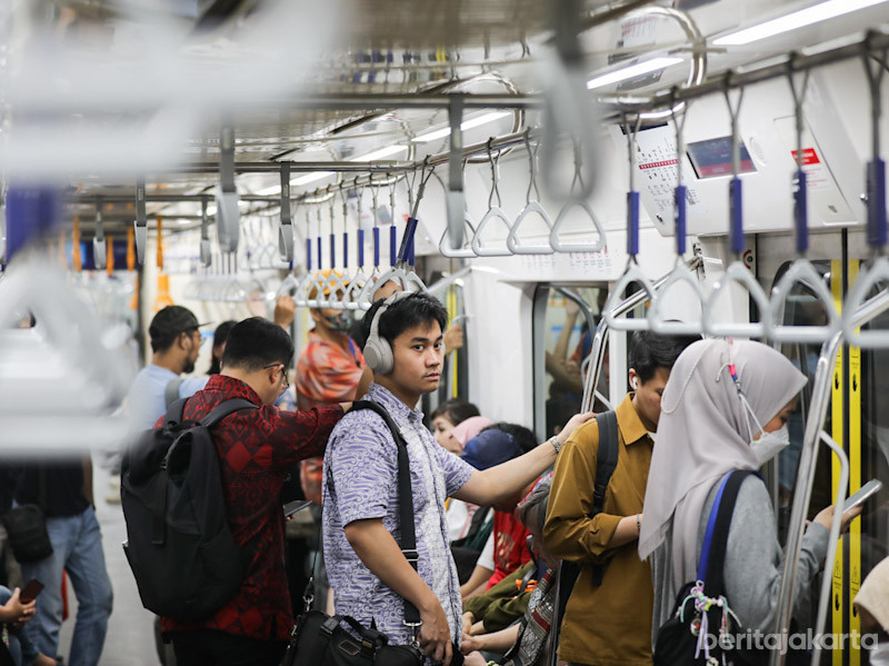 Penumpang MRT Jakarta