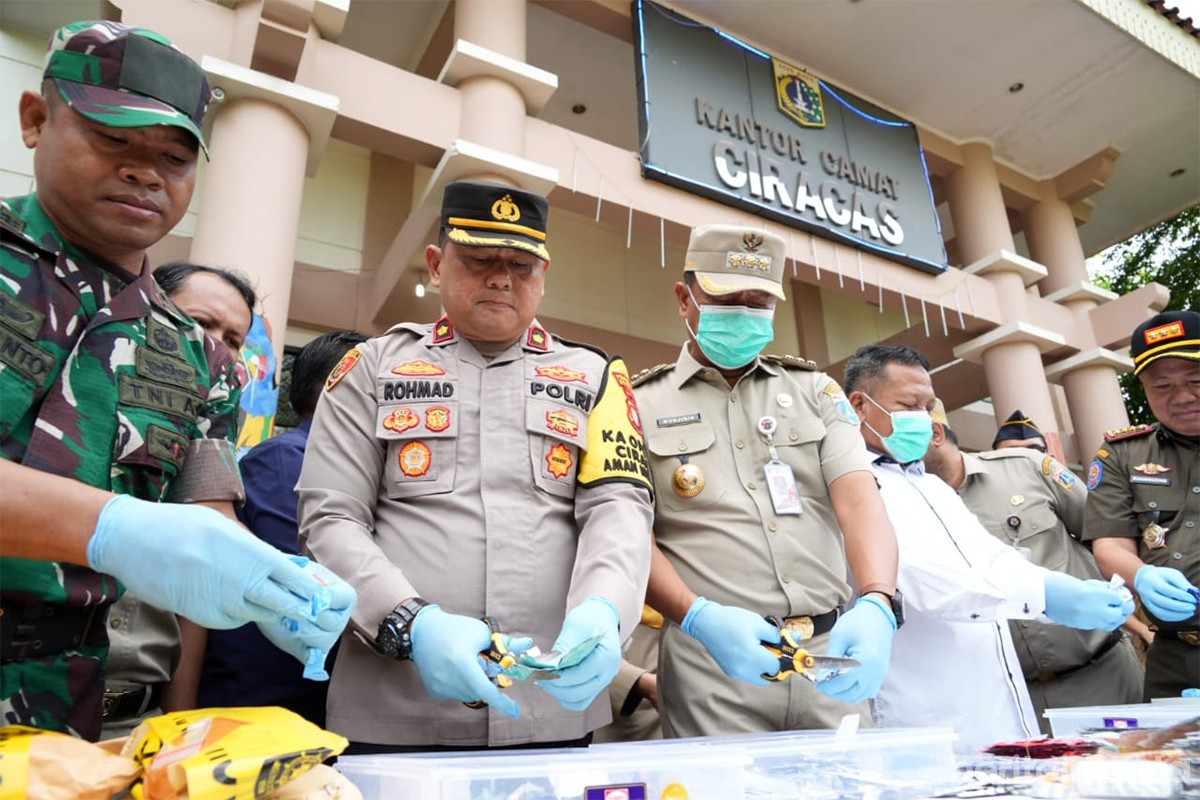 Pemusnahan obat-obatan terlarang di Kecamatan Ciracas, Jakarta Timur