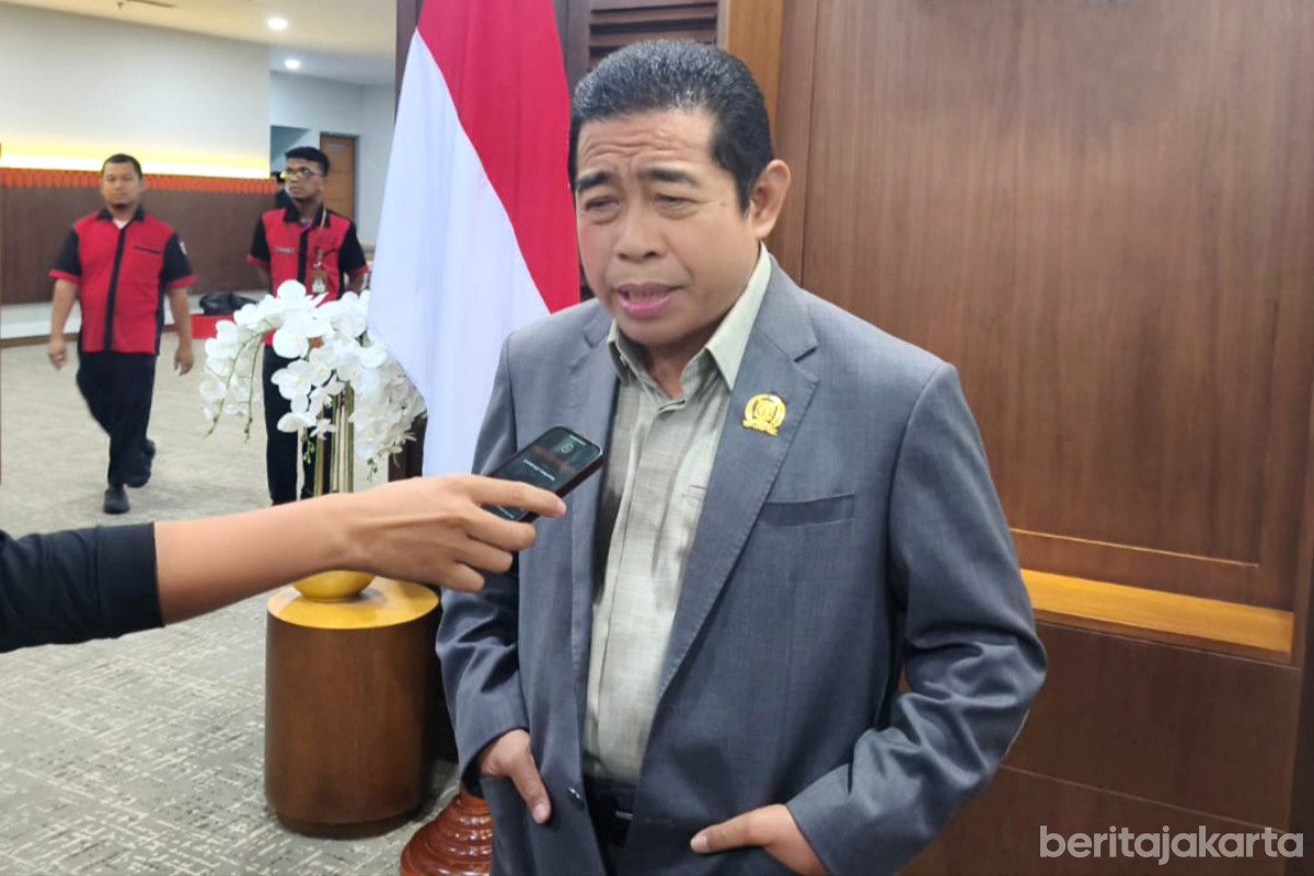 Ketua DPRD DKI Jakarta, Khoirudin memberikan keterangan kepada media