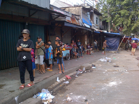 Bentrok Ormas, Puluhan Pedagang Pasar Gembrong Merugi