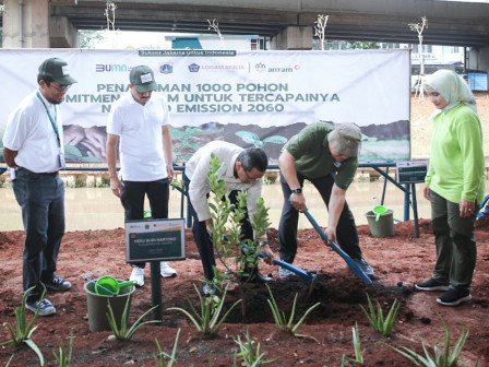 Pj Gubernur Tanam Pohon Holtikultura di Kolong Tol Becakayu