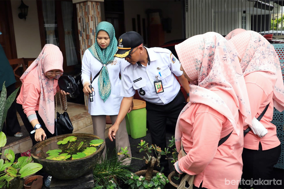 Kegiatan Pemberantasan Sarang Nyamuk (PSN) di Pejaten Barat