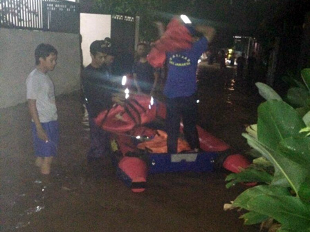 PKP Jaksel Siagakan Perahu Karet di Permukiman Banjir