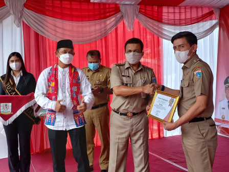 Sukseskan Program PTSL, Camat Makasar Raih Penghargaan dari BPN DKI 
