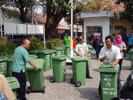 40 Tong Sampah Ditempakan di Rumah Warga Pulau Tidung