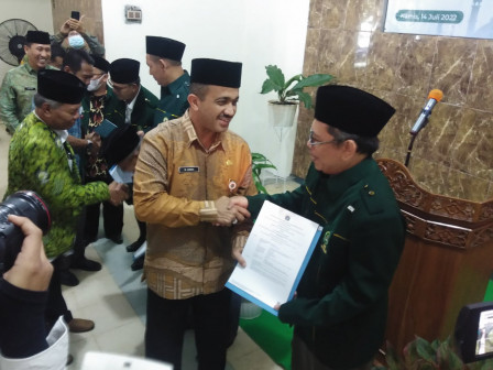 Wali Kota Jaktim Serahkan IMB Rumah Ibadah di Masjid Jami Nurul Ihsan Pulogebang 