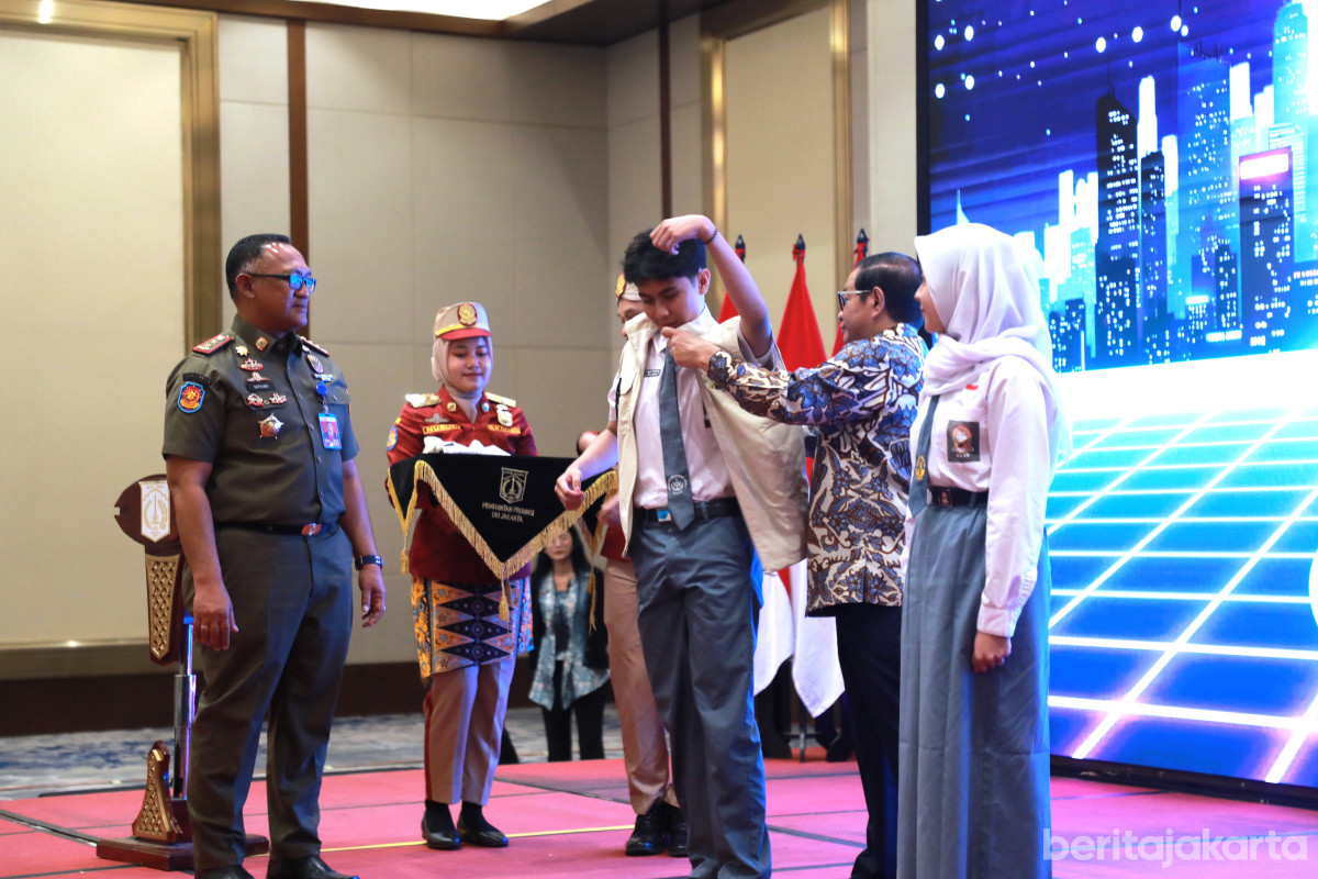 Pramono memasangkan rompi Prabu Praja Jakarta kepada perwakilan pelajar