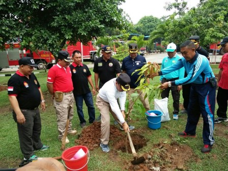 Ratusan Pohon Ditanam di JIC dan Sudin Gulkarmat Jakut