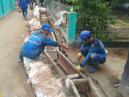 Pembuatan Saluran Air Baru di Jalan Cipinang Indah Raya 