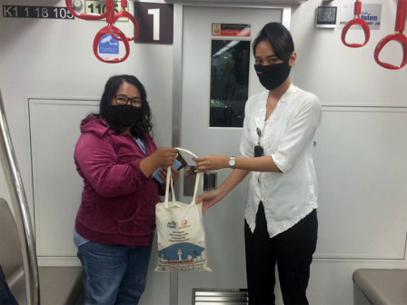  Peringati Hari Kartini PT LRT Jakarta Berikan Bingkisan Ke Penumpang dan Staff Perempuan