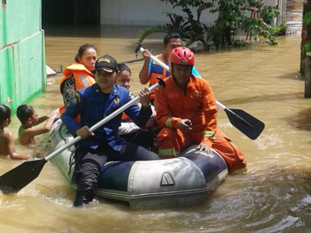 Sudin Gulkarmat Jaktim Kerahkan Tujuh Perahu Karet ke Lokasi Banjir