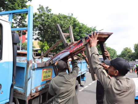  70 Petugas Gabungan Tertibkan Trotoar Kawasan Pasar Senen 