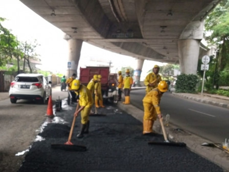 Sudin Bina Marga Perbaiki Jalan Rusak di Prapanca