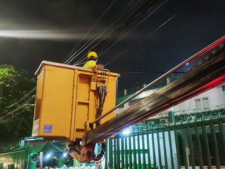 Satgas Bina Marga Rapikan Kabel Udara di Dua Lokasi berbeda 