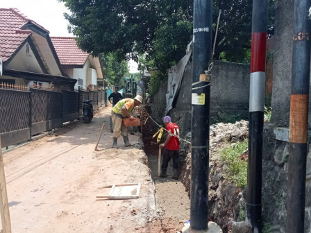 Pembangunan Saluran Air di Jl Abdul Rahman Cibubur Capai 19,24 Persen 