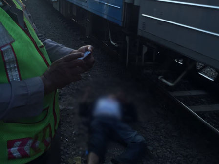 Tukang Ojek Uber Tertabrak Kereta di Matraman
