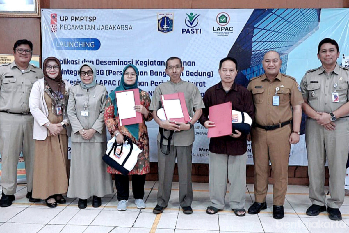 Jajaran Dinas PM-PTSP DKI Jakarta beserta penerima perizinan PBG dan LAPAC