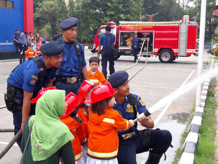 30 Siswa TK di Jakut Diperkenalkan Profesi Pemadam Kebakaran