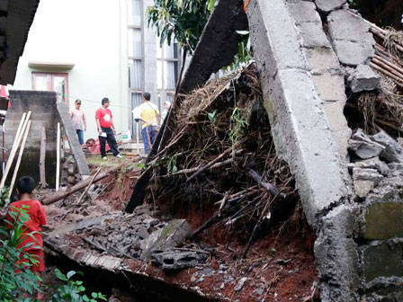  Tembok Roboh Di Lenteng Agung Timpa Teras Rumah