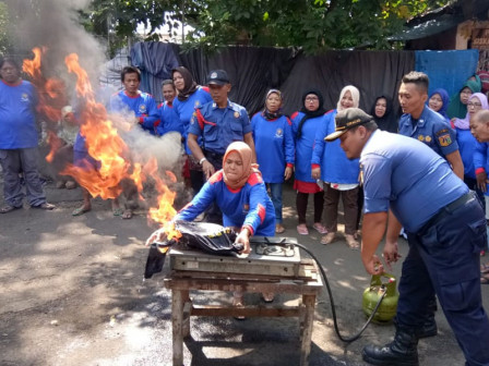  Pelatihan dan Simulasi Penanganan Kebakaran di Kelurahan Menteng	