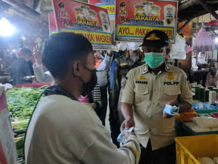 Satpol PP Jakbar Bagi Bagi Masker di PD Pasar Jaya Pejagalan 