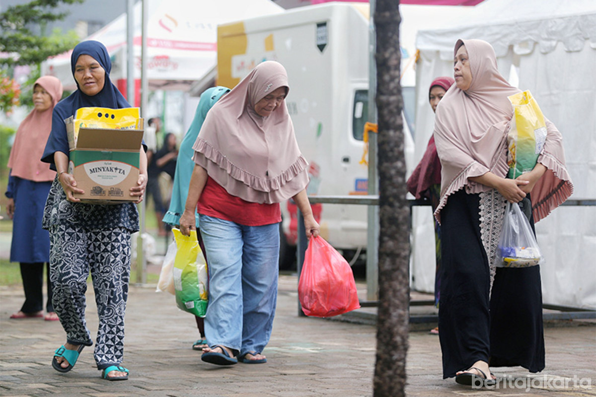 Warga berbelanja sembako