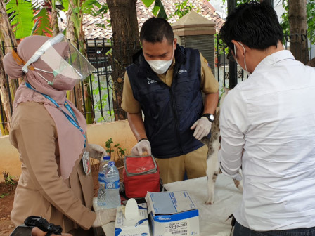 Satlak Sudin KPKP Kecamatan Tebet Vaksinasi 122 HPR di Bukit Duri 