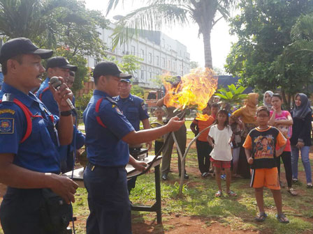 Sudin Gulkarmat Jakut Sosialisasi Kebakaran di RPTRA Budi Mulya 