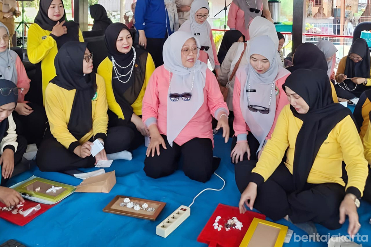 Pelatihan kerajinan bahan dasar kerang di RPTRA Klanceng Putih Pulau Lancang