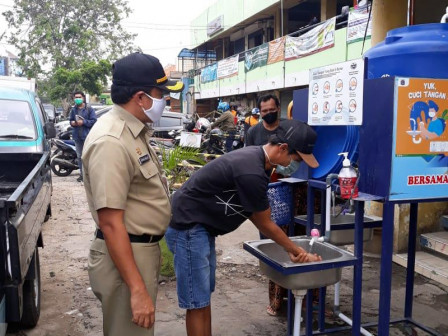Empat Pengunjung Pasar Rawa Badak Disanksi Kerja Sosial