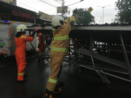 Personel Gabungan Evakuasi Kanopi Terbang di Jl Pahlawan Revolusi