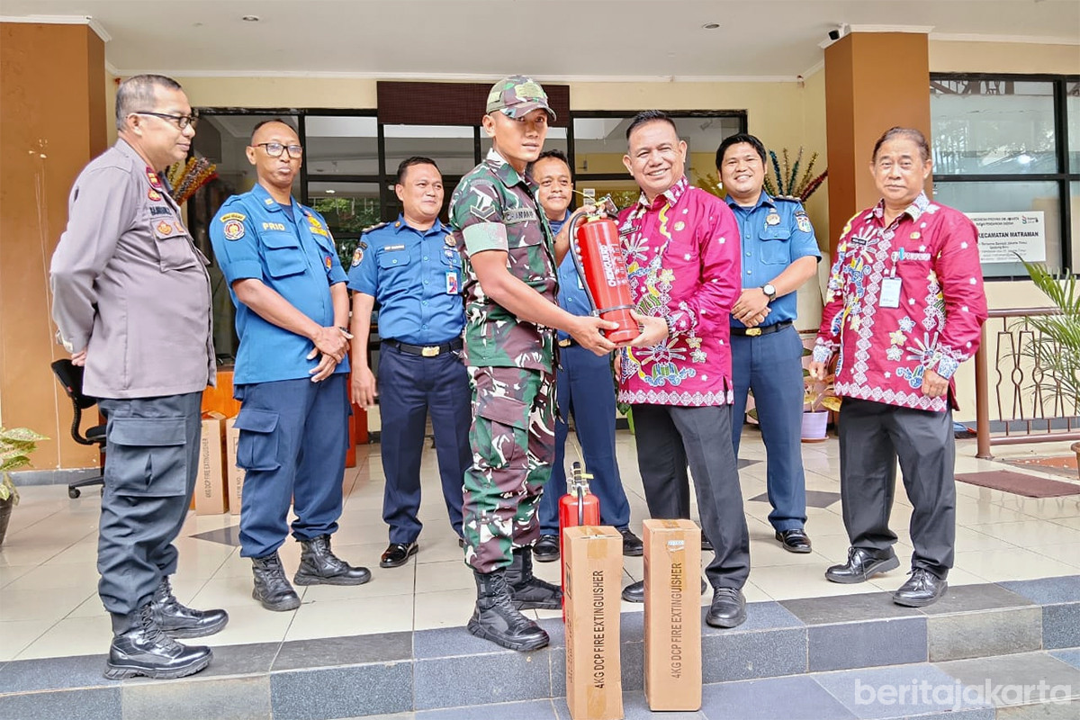 Sudin Gulkarmat Jaktim membagikan alat pemadam api ringan (APAR) ke Polsek dan Koramil Matraman