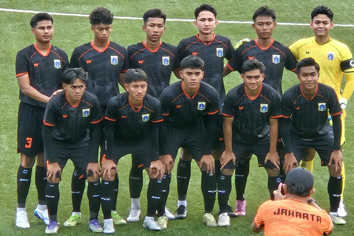 Tim sepakbola asal DKI Jakarta tampil pada pertandingan perdana POPNAS 2025