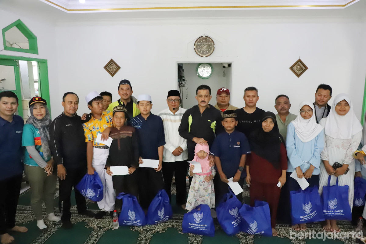 Wali Kota Jakarta Selatan, Muhammad Anwar menyerahkan santunan kepada Mustahik di Bintaro