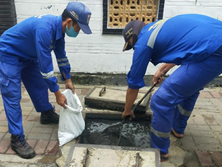10 Karung Limbah Berhasil Dikumpulkan Dari Saluran Air di RW 01 Pulau Panggang