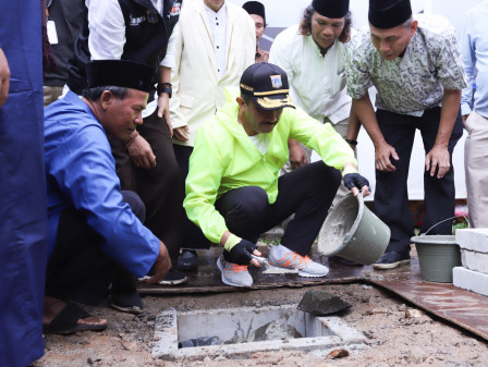 Peletakan Batu Pertama Pembangunan Masjid di Kampung Gembira Gembrong Dinulai 