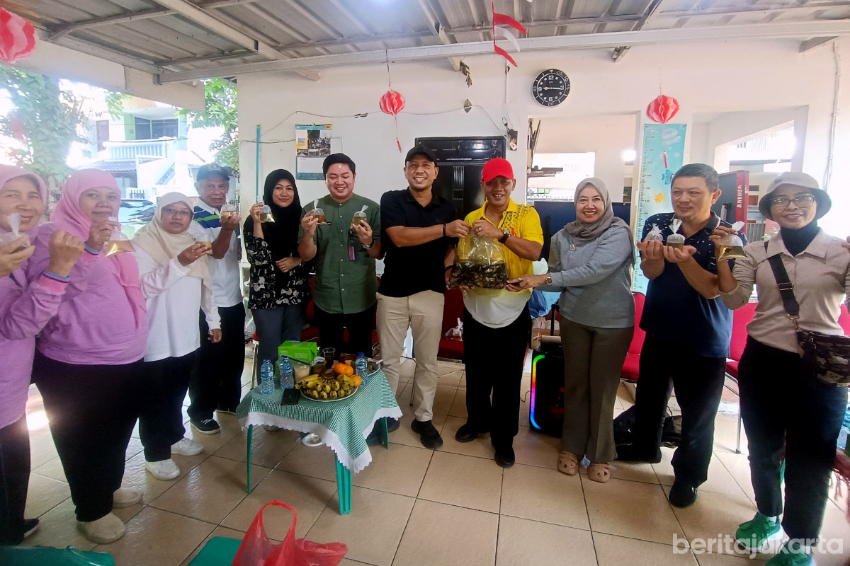 Kasatpel KPKP Kecamatan Tebet menyerahkan 215 ikan cupang kepada Lurah Tebet Timur