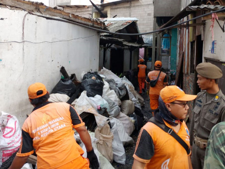 PPSU Bersihkan Puing Sisa Kebakaran di Jalan Kampung Koneng